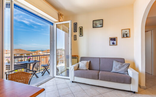 Rif. A 23 – Casa Elena – Bilocale con balcone a 300 metri dal mare