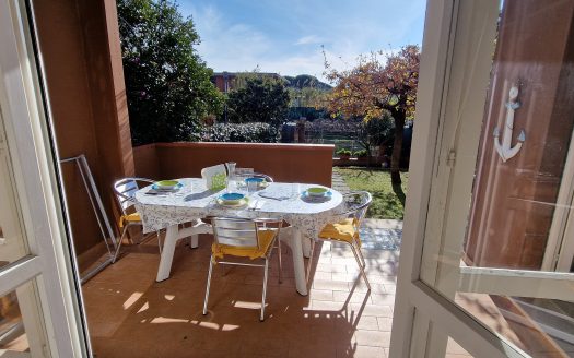 Rif. V 152 –  Appartamento  su Due Livelli con Giardino Privato a Due Passi dal Mare!