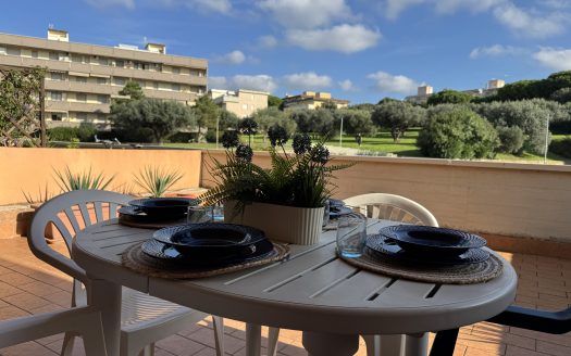 Rif. V 150 – Il Tuo Rifugio al Mare: Appartamento con Spaziosa Terrazza a Solo 1 Km dalla Spiaggia!