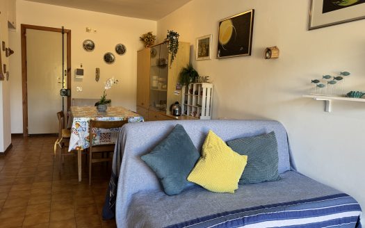 Rif. V 150 – Il Tuo Rifugio al Mare: Appartamento con Spaziosa Terrazza a Solo 1 Km dalla Spiaggia!