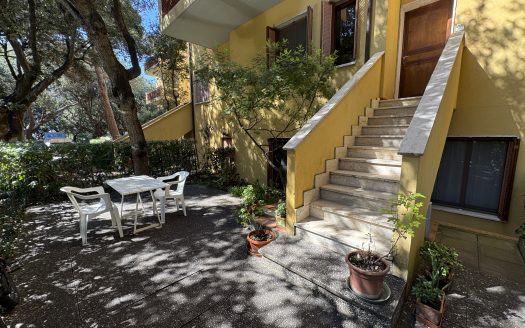 RIF. V 156 – Esclusivo Appartamento In zona Principessa : Giardino, Spiaggia Privata e Posto Auto
