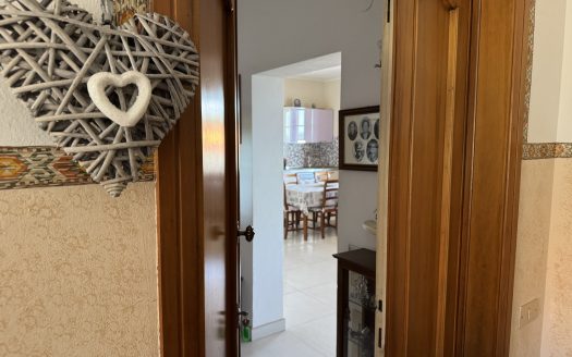 Rif. V 160 – Appartamento con ampia terrazza pranzabile e vista mare