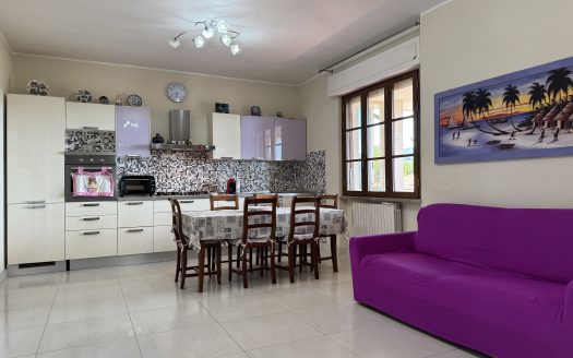 Rif. V 160 – Appartamento con ampia terrazza pranzabile e vista mare