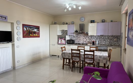 Rif. V 160 – Appartamento con ampia terrazza pranzabile e vista mare