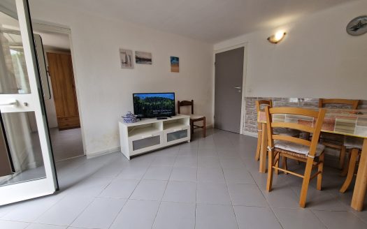RIF. A 37 – ZONA CONCHIGLIA – DIRETTAMENTE SUL MARE – SPAZIO ESTERNO ATTREZZATO