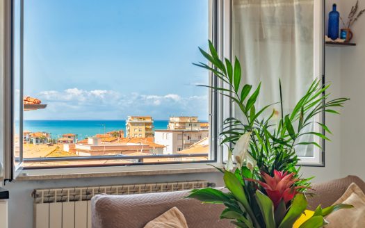 Luminoso Appartamento con Vista Mare a San Vincenzo
