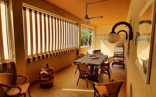 V 161 – Zona Conchiglia – Appartamento con ampia terrazza – accesso diretto al mare