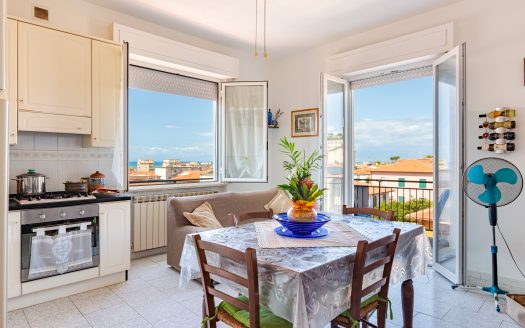 Luminoso Appartamento con Vista Mare a San Vincenzo