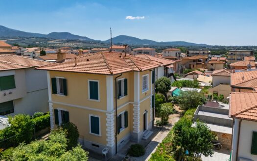 RIF. V 176 – Prestigiosa Villa Liberty del 1936 con Giardino Privato, Due Unità, Cantina e Garage