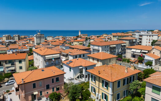RIF. V 176 – Prestigiosa Villa Liberty del 1936 con Giardino Privato, Due Unità, Cantina e Garage