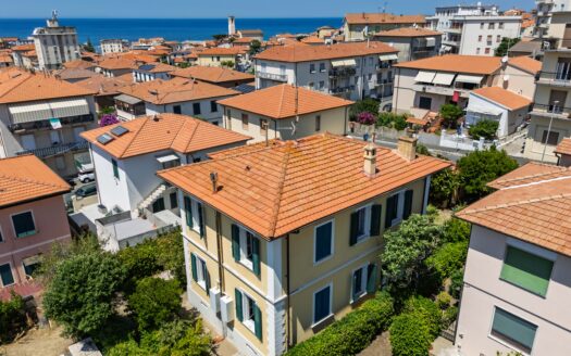 RIF. V 176 – Prestigiosa Villa Liberty del 1936 con Giardino Privato, Due Unità, Cantina e Garage
