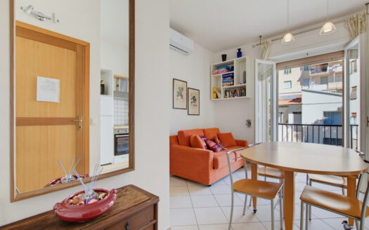 RIF. V 177 – Bilocale Climatizzato con Balcone e Cantina